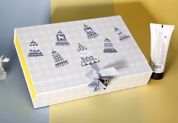 Cosmetic Christmas Packaging with Bell