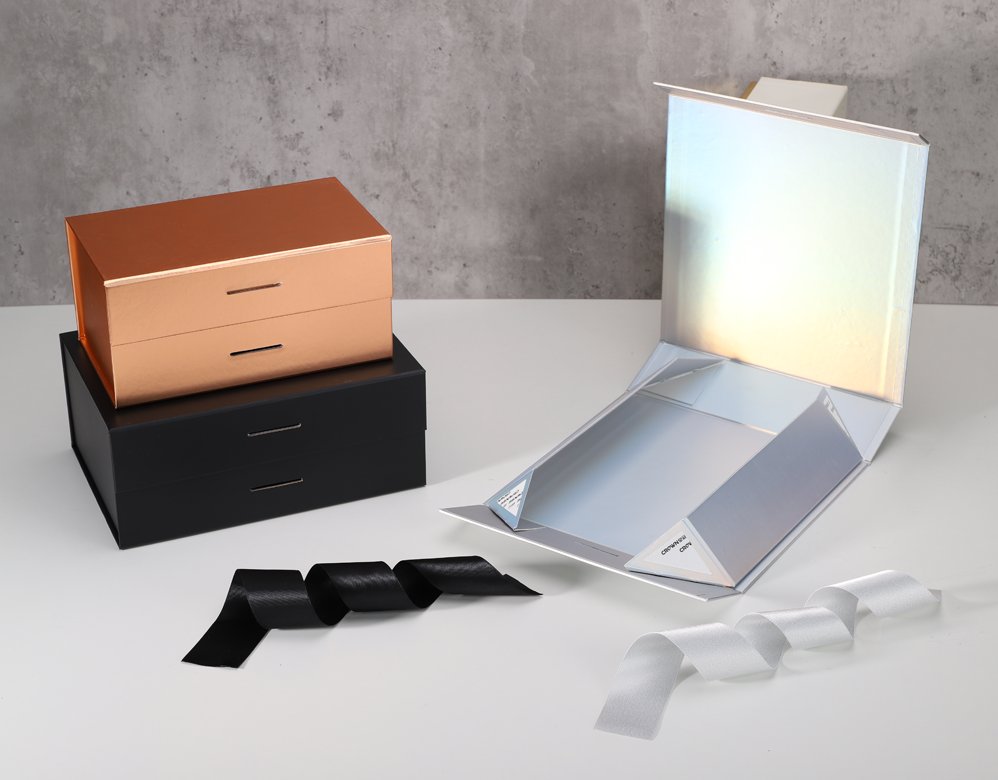 folding box with fixed ribbon